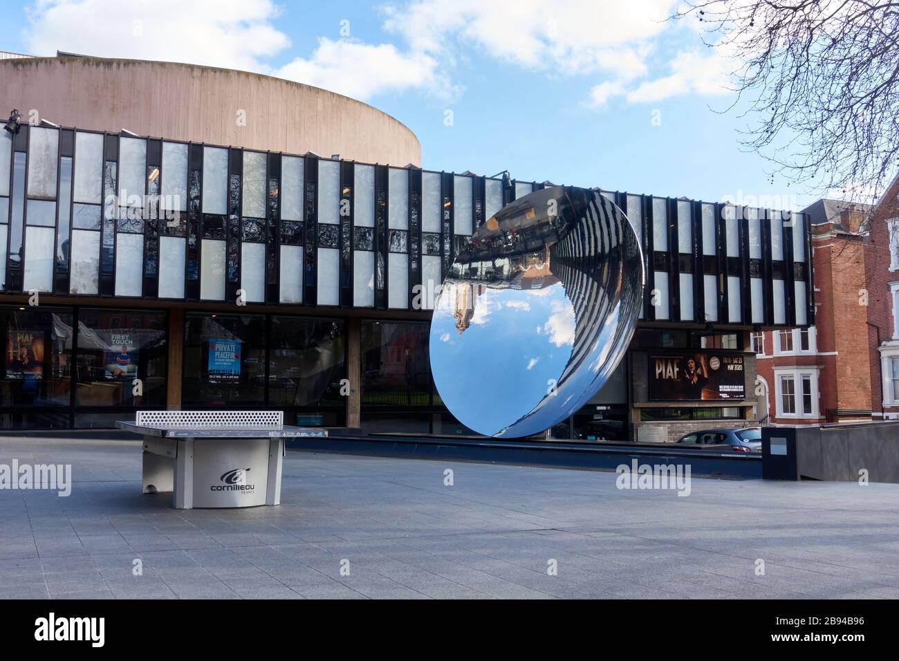 El Sky Mirror Nottingham una escultura pública de Anish Kapoor fuera del Teatro Playhouse en Wellington Circus. Una placa cóncava de seis metros de ancho Foto de stock