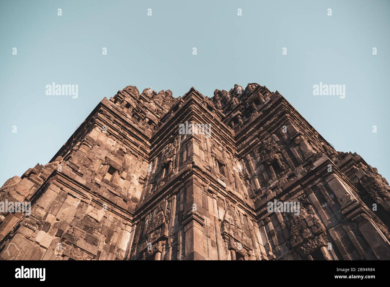 Templo Prambanan, declarado Patrimonio de la Humanidad por la UNESCO al atardecer. Construido en el siglo 10, el mayor complejo del templo dedicado a Shiva Indonesia. Foto de stock