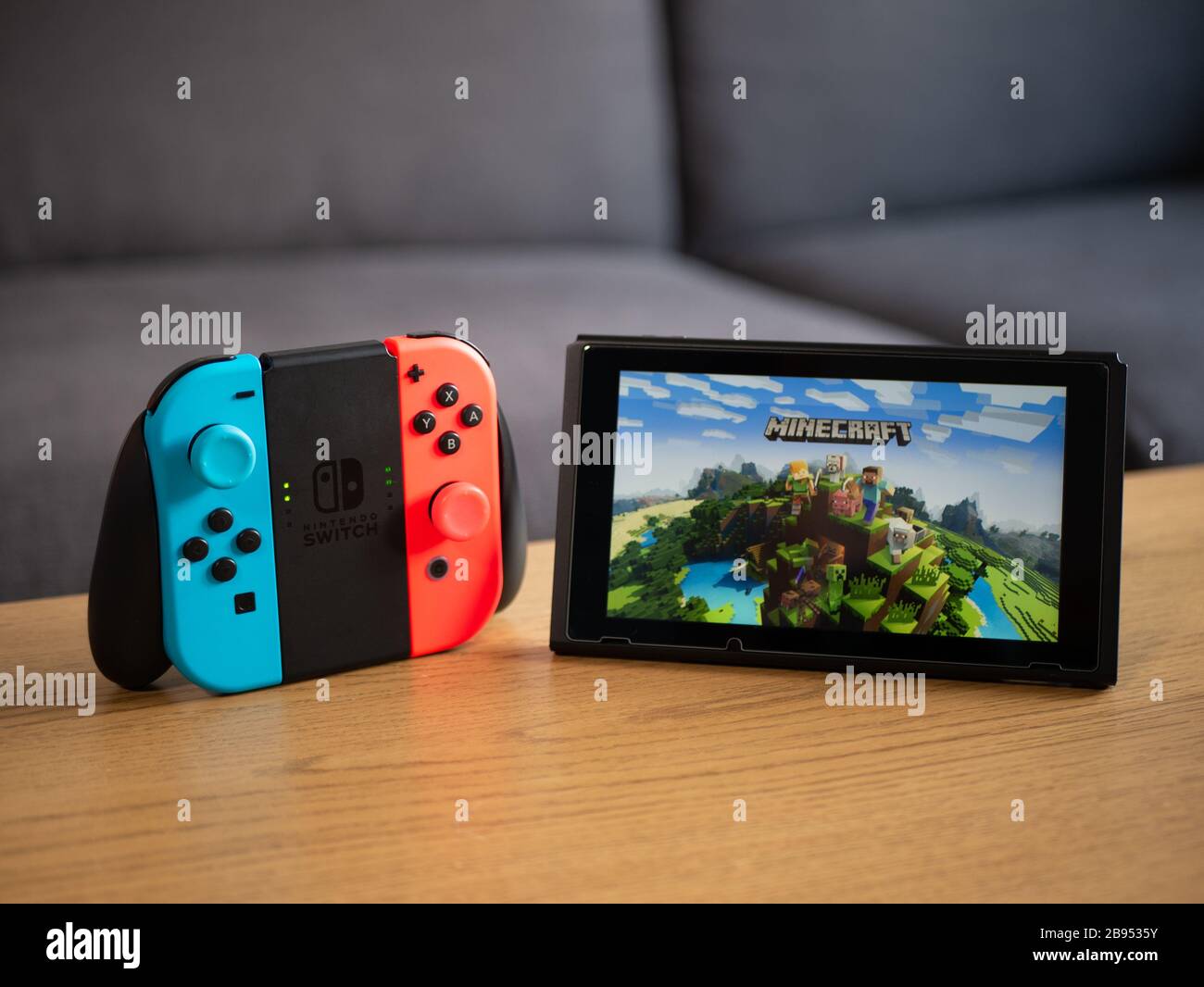 Reino Unido, 2020 de marzo: Nintendo switch minecraft juego con Joy con  controlador de agarre Fotografía de stock - Alamy