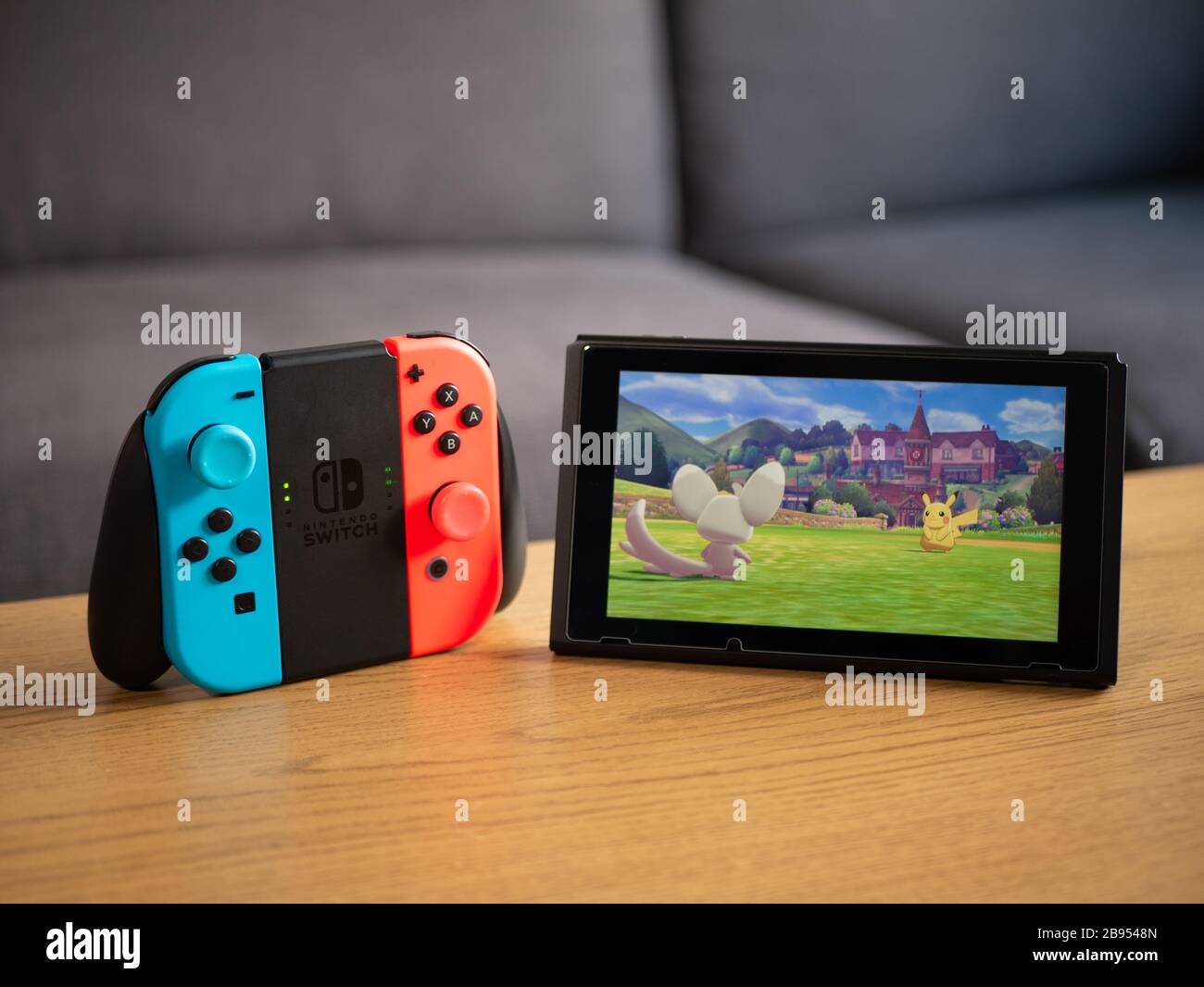 Reino Unido, de marzo: Nintendo switch pikachu batalla - pokemon espada y escudo juego Fotografía de stock - Alamy