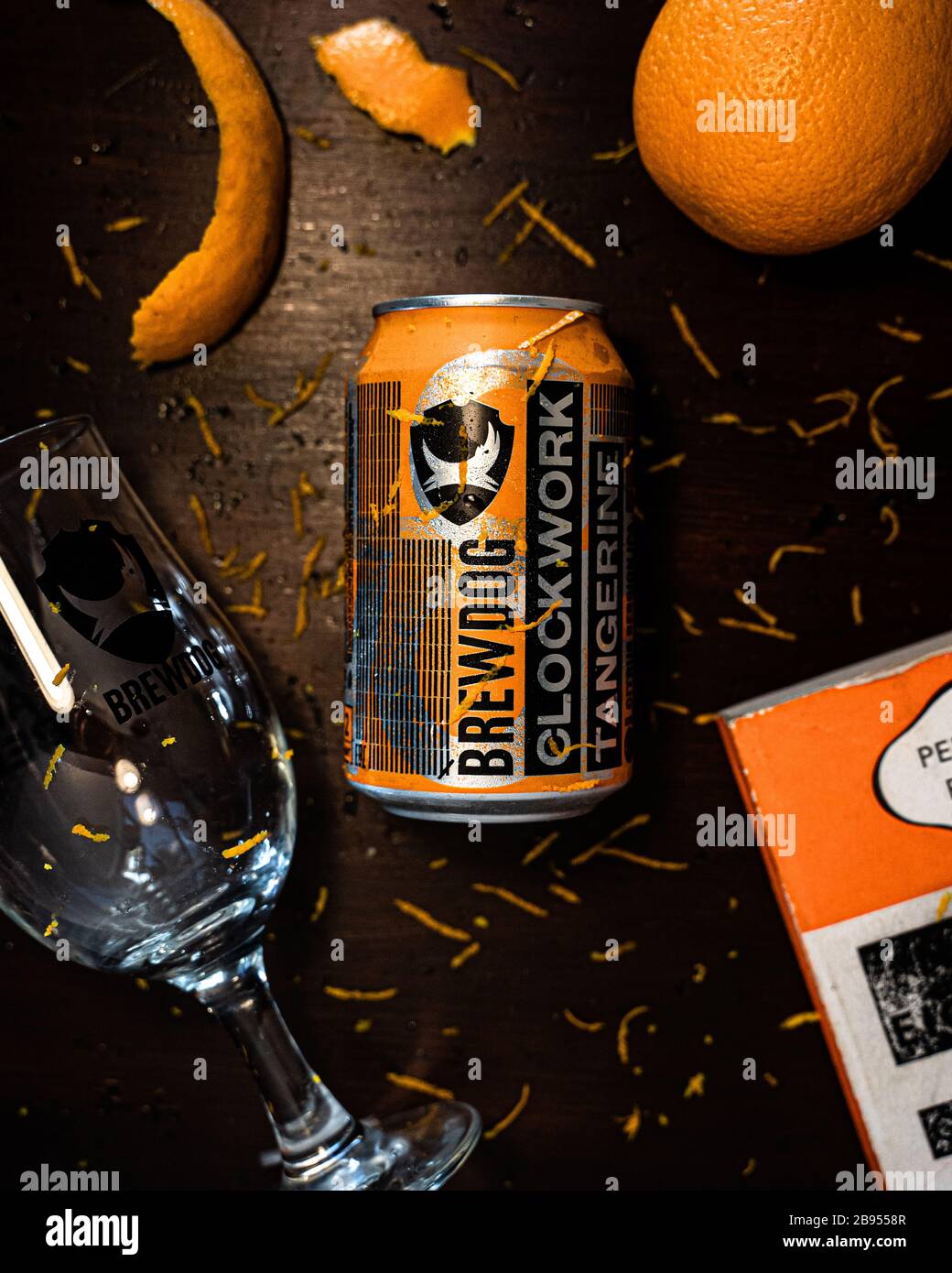 Cerveza Brewdog Clockwork Tangerine IPA 4.5% se infunde con la inyección de producto de tangerine Foto de stock