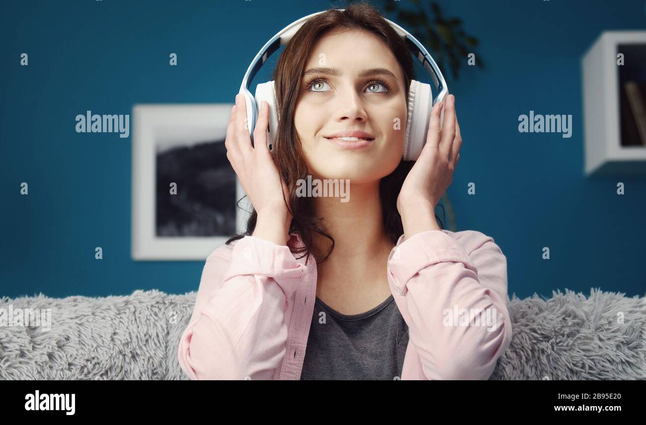 Encantado mujer escuchando música Foto de stock