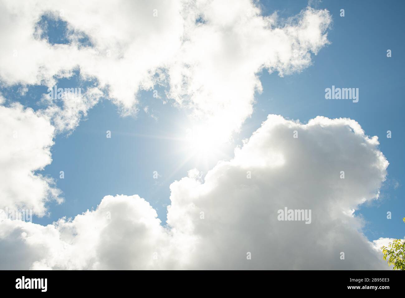 Sol Soleado Azul Cielo Parcialmente Nublado No Lluvia Prevision Del Tiempo Fotos De Stock Fotografia De Stock Alamy