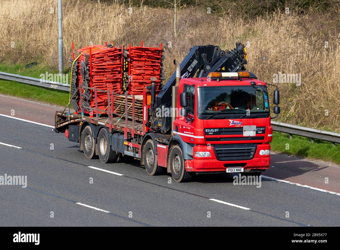 Camiones de entrega Speedy HGV Haulage, camión HIAB, transporte, camión,  transporte de carga, vehículo DAF CF, industria europea de transporte  comercial, M61 en Manchester, Reino Unido Fotografía de stock - Alamy