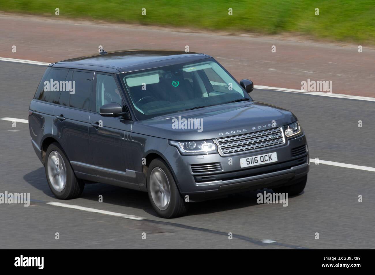 Range Rover Evoque gris; tráfico de vehículos del Reino Unido, transporte, vehículos en movimiento, vehículo, carreteras, motores, conducción en la autopista M6 Foto de stock