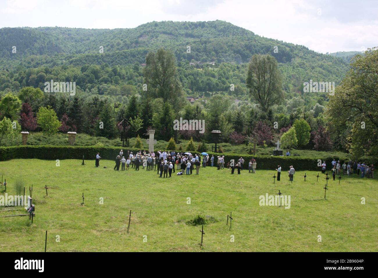 La gente se reunió para un servicio religioso que conmemoraba a las víctimas del comunismo en Sighet, Rumania. Foto de stock