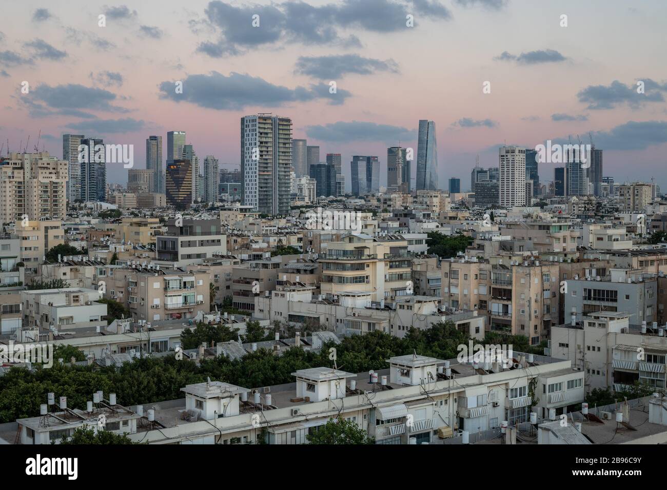 Tel Aviv, Israel Cityscape en Dusk Foto de stock
