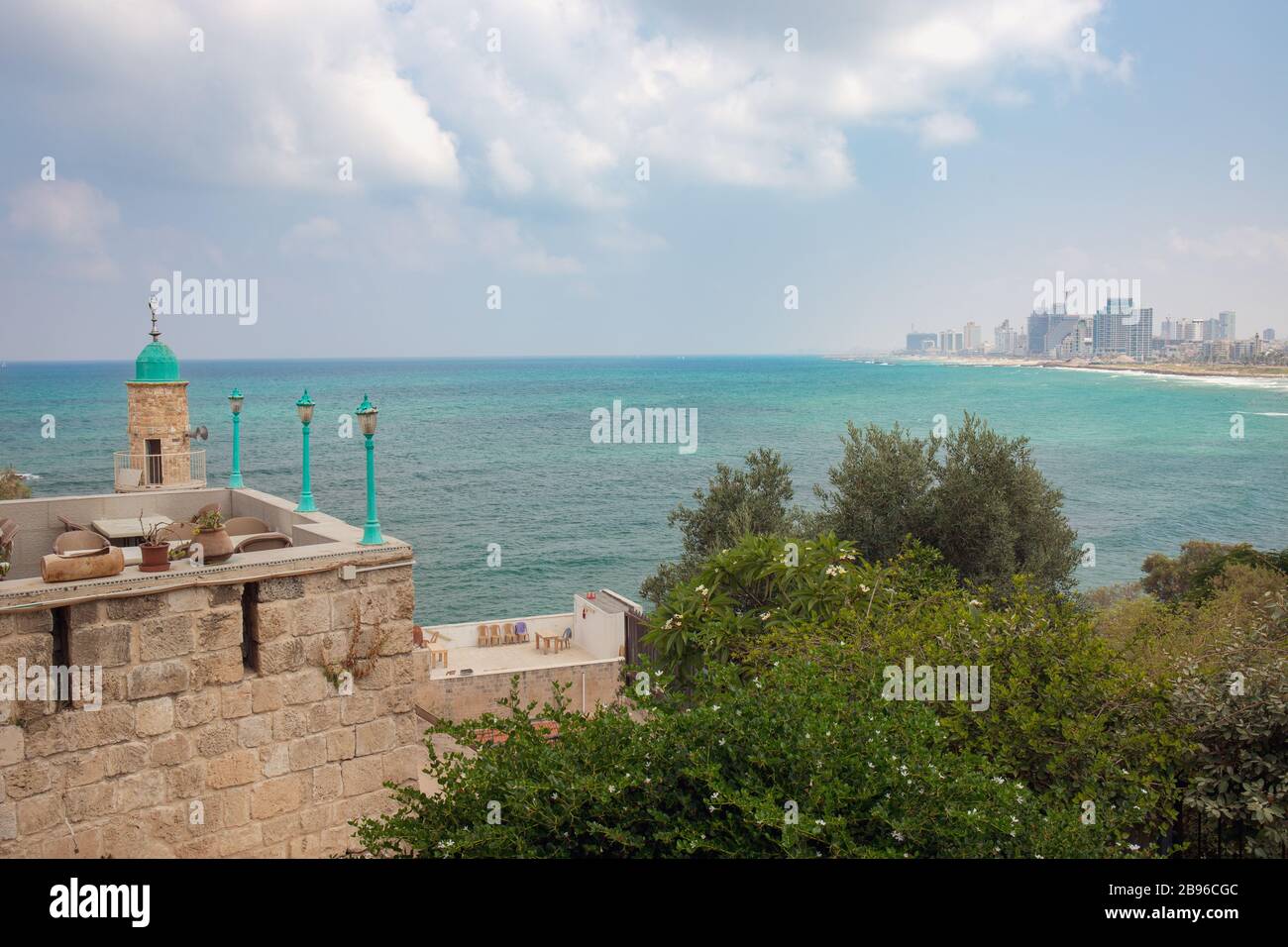 Terraza en Jaffa, Israel con vistas al mar Mediterráneo con Tel Aviv en el fondo Foto de stock