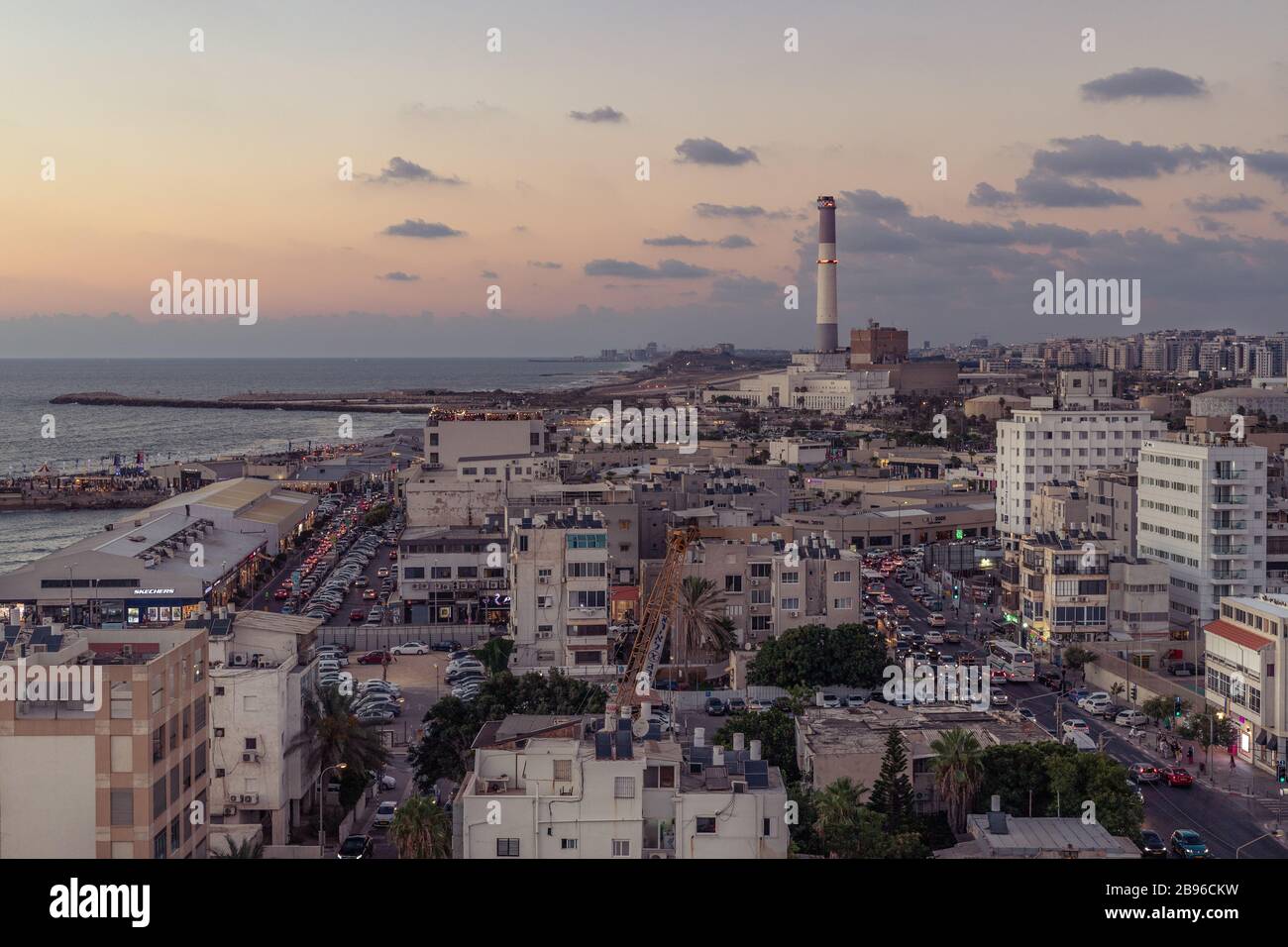 Zona del puerto de Tel Aviv con central eléctrica en Dusk Foto de stock