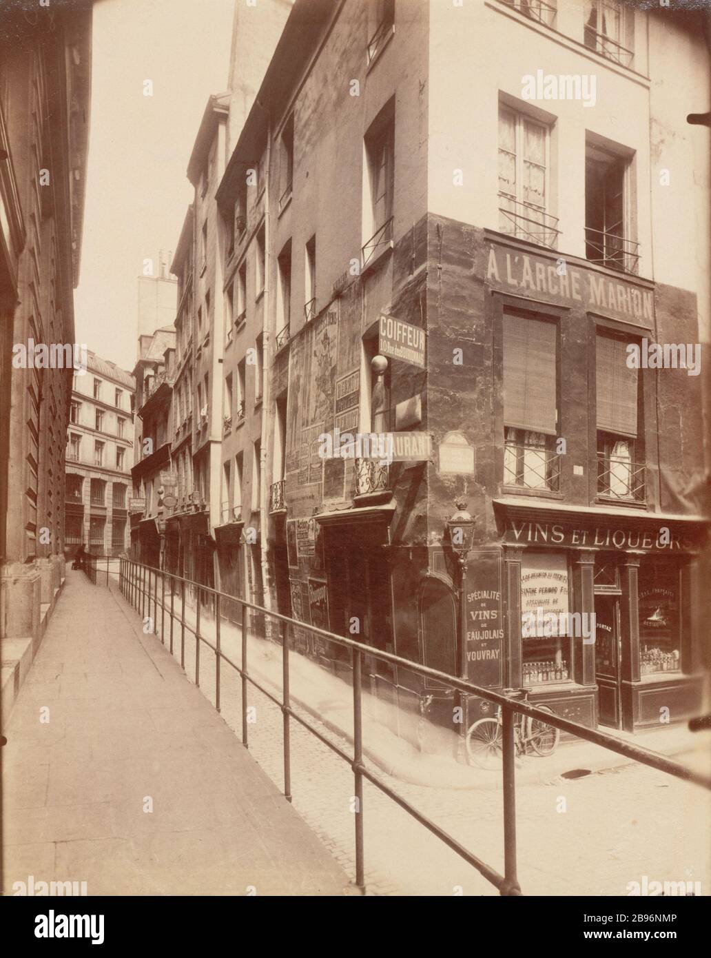 UNA ESQUINA DE LA CALLE DE BOURDONNAIS un coin de la rue des Bourdonnais, 1908. Photographie d'Eugène Atget (1857-1927). París, musée Carnavalet. Foto de stock