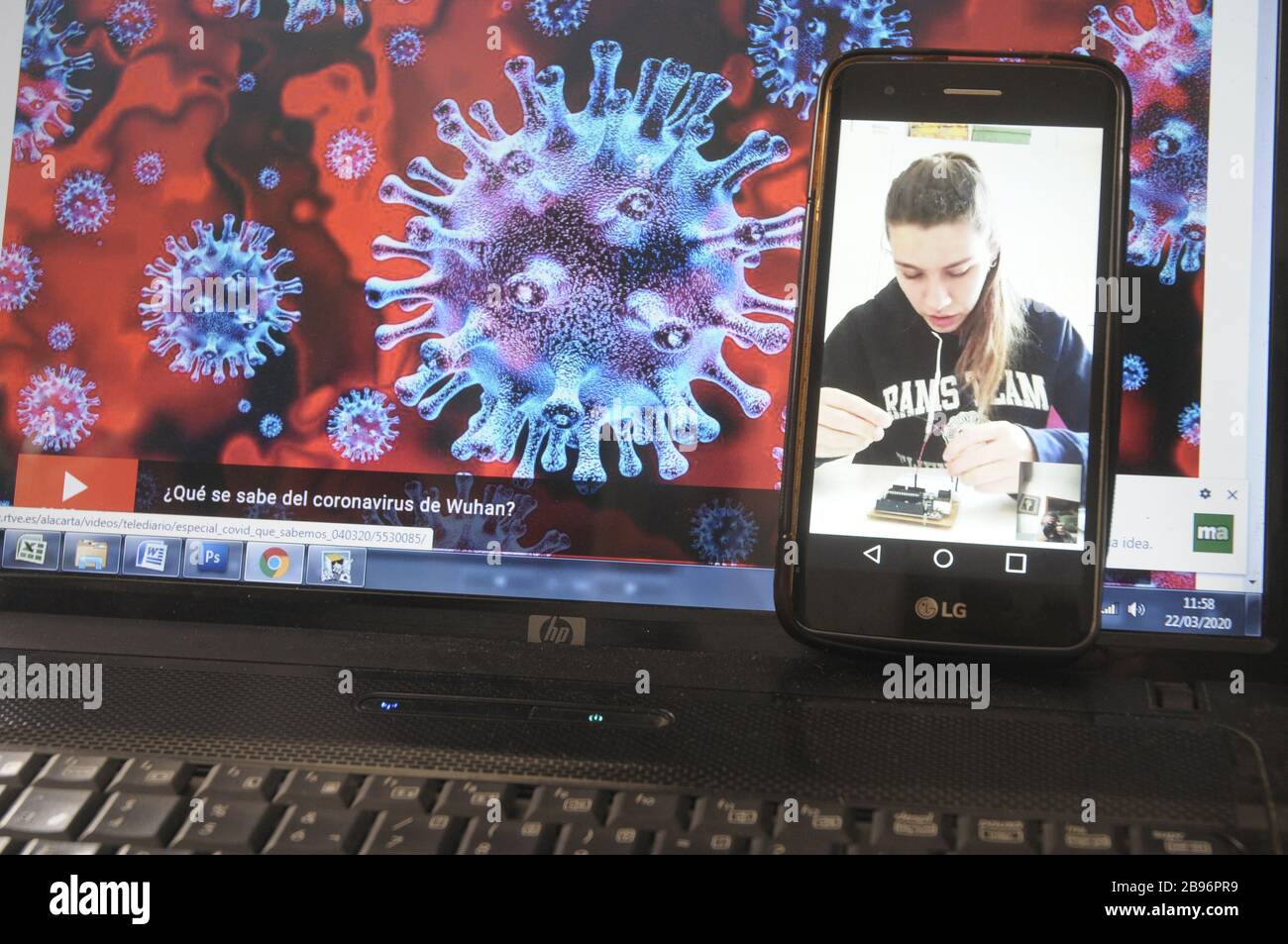 estudiar en casa, permanecer en casa, clases en streaming, estudiar, videollamada, continuar con sus horarios, videollamada Foto de stock