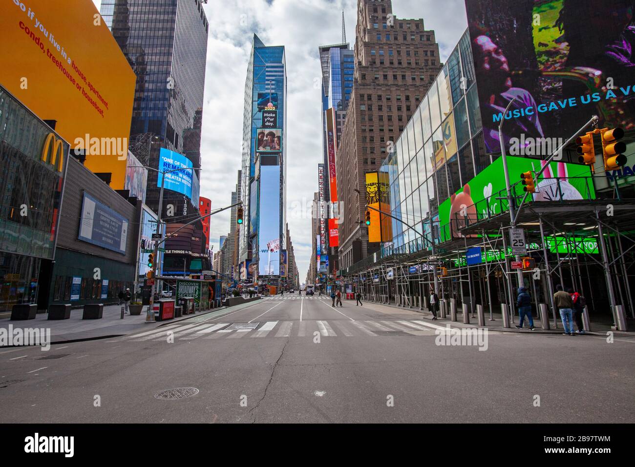Pocos automóviles viajan por las calles vacías de la ciudad de Nueva York debido a COVID-19, Coronavirus. Foto de stock