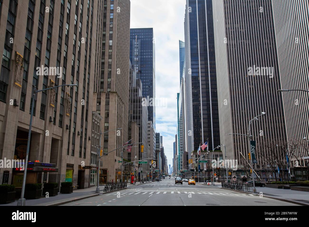 Pocos automóviles viajan por las calles vacías de la ciudad de Nueva York debido a COVID-19, Coronavirus. Foto de stock
