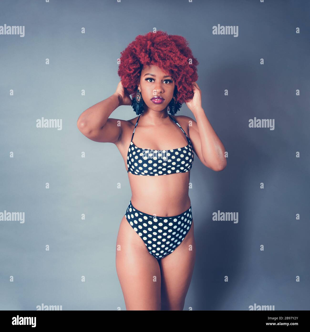 Niña negra caribeña con bañador afro rojo Fotografía de stock - Alamy