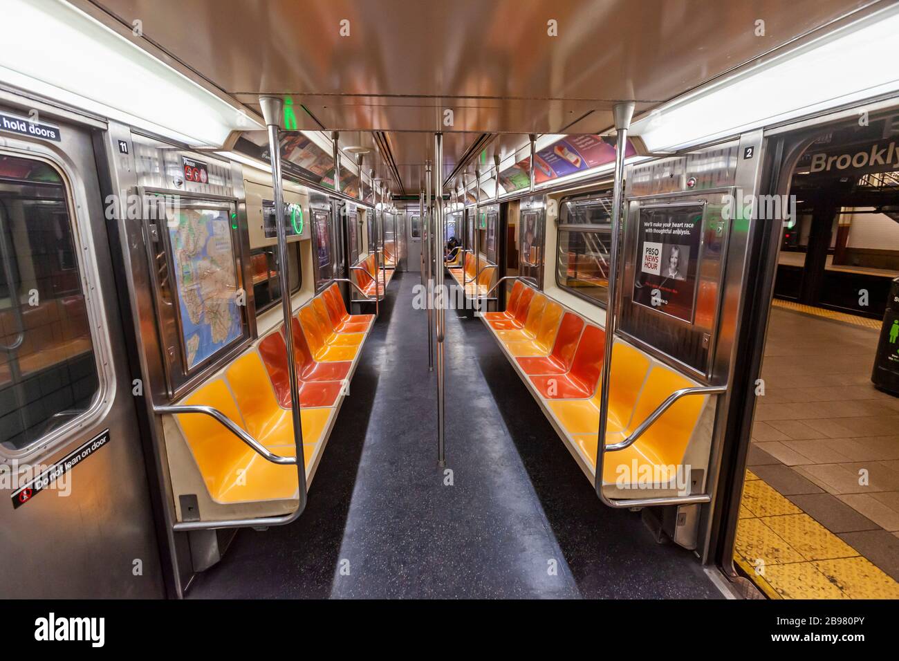 Muy pocos pasajeros en metro en la ciudad de Nueva York debido a COVID-19, Coronavirus. Foto de stock