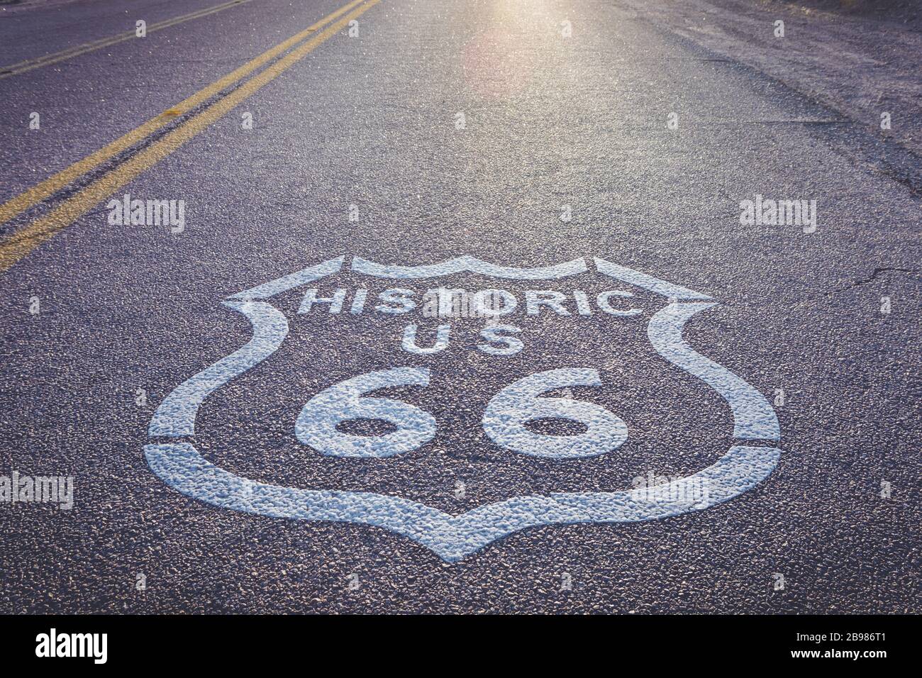 La histórica carretera US Route 66 muestra sobre asfalto Fotografía de