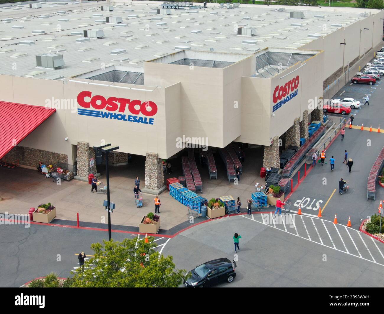 Líneas especiales para compradores en Costco durante la pandemia de