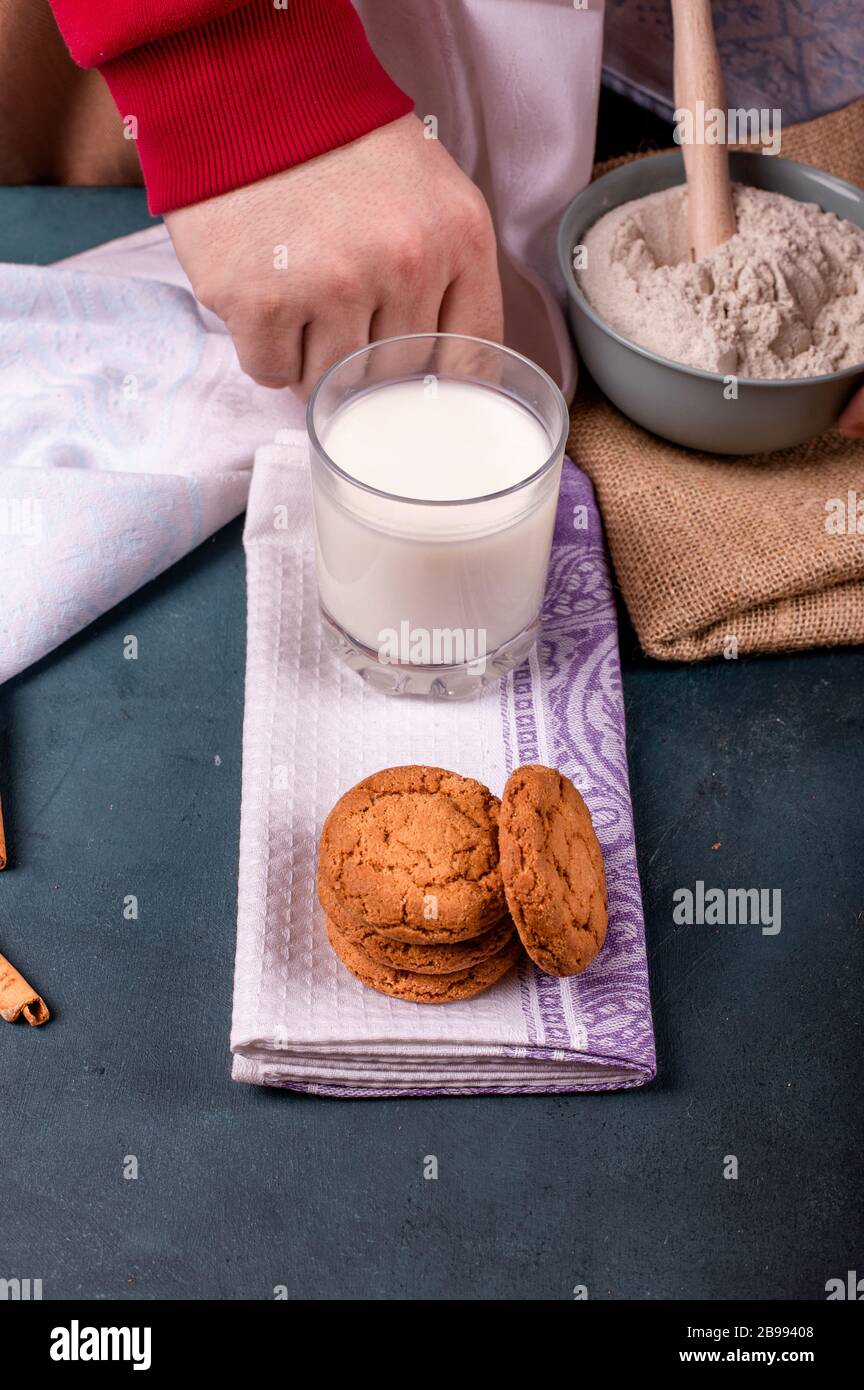 Taza de leche con galletas de canela y harina Foto de stock