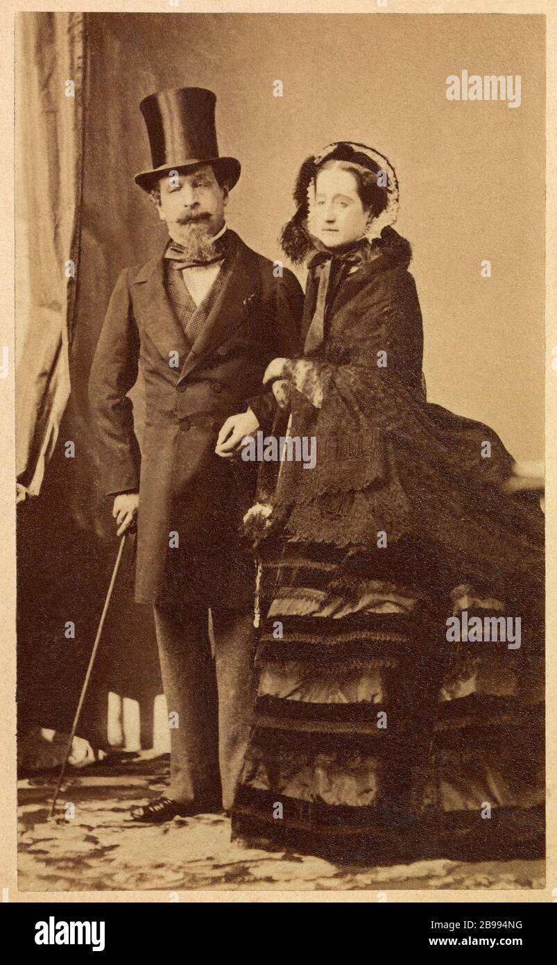 1868 CA, FRANCIA : el emperador francés NAPOLEÓN III ( 1808 - 1873 , hijo de Louis BONAPARTE y Ortensia Beauharnais ) con la emperatriz Eguenia Eguenie Montijo de Guzmán ( 1826 - 1920 ) . Retrato de André-Adolphe-Eugène Disderi (1819 - 1889), París. - REALI - realeza - nobili - nobiltà - Napoleone III - imperatore - baffi - bigote - ritratto - baffi - bigote - barba - barba - RISORGIMENTO - marito e moglie - marido - mujer - coppia - pareja - vestido negro - abito - nero vestito - cappello a cilindro - sombrero superior - MODA - MODA - OTTOCENTO - 800's - '800 --- Archivio GBB Foto de stock