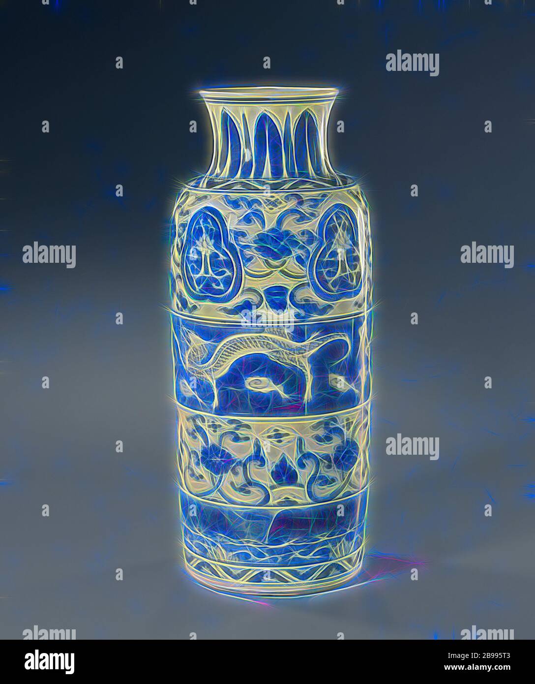 Jarrón cilíndrico con dragones y pergaminos, florales Jarrón cilíndrico de porcelana con una amplia propagación de cuello, pintado de azul underglaze. El vientre está dividido en cuatro bandas anchas de abajo a arriba: una banda con rebajes de lotus vides, uno con flor de vides, uno con dos chilongs (encuestados dragon) con un hongo (lingzhi) entre nubes y uno con flor de vides interrumpida por un lotus rebajada vid en una orla lobuladas. Sobre el hombro y sobre el pie de una banda con un zigzag con flores. El cuello con pie, señaló motivos de hojas. Azul y blanco, Jean Theodore Royer, anónimos, Chi Foto de stock