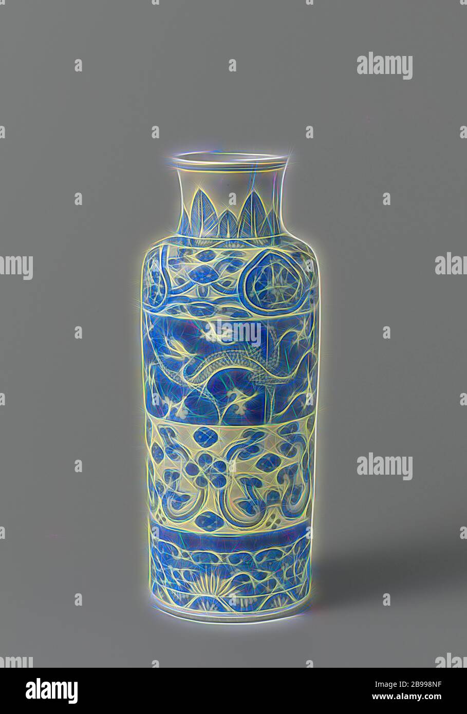 Jarrón cilíndrico con dragones y pergaminos, florales Jarrón cilíndrico de porcelana con una amplia, ligeramente extendiendo el cuello, pintado de azul underglaze. El vientre está dividido en cuatro bandas anchas de abajo a arriba: uno con rebajes de lotus vides, uno con flor de vides, uno con dos chilongs (encuestados dragon) con un hongo (lingzhi) entre nubes y uno con pergaminos florales interrumpido por un lotus rebajada vid en una orla lobuladas. Sobre el hombro y sobre el pie de una banda con un zigzag con flores. El cuello con pie, señaló motivos de hojas. Azul y blanco, flores: lotus, ornamento, Foto de stock