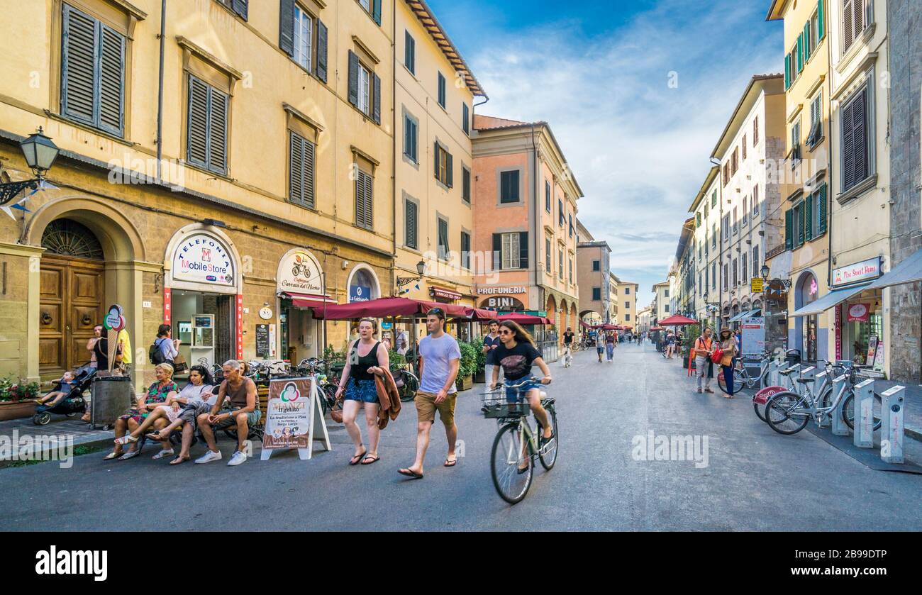 Bordeado de cafés y tiendas, el Borgo Stretto, con sus arcos, es un popular callejón en las partes antiguas de Pisa, Toscana, Italia Foto de stock
