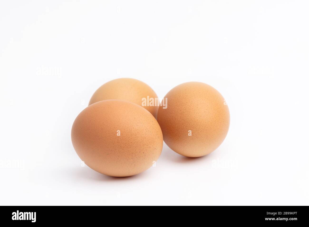 3 huevos sobre fondos blancos. Foto de stock