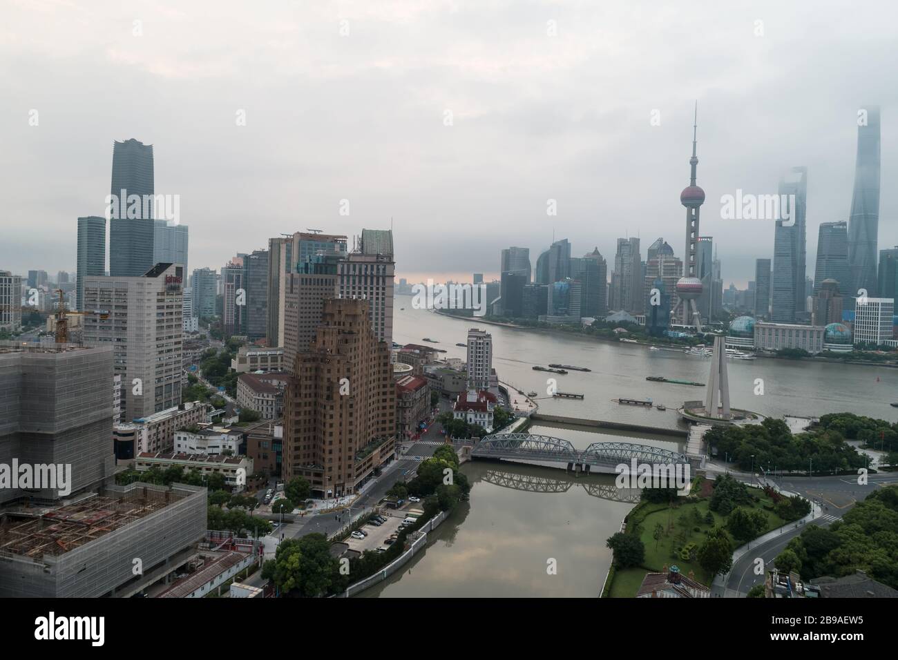 Shanghai, China - 21 de agosto de 2018: Vista aérea desde arriba del distrito de Huangpu al amanecer, en un día nublado, la ciudad de Shanghai, China Foto de stock