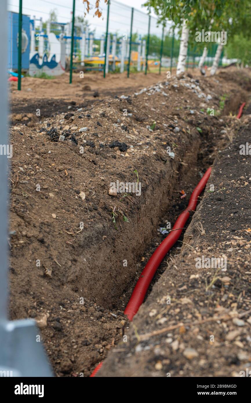 cable eléctrico tendido en zanja subterránea. cable de fibra óptica para  internet rápido Fotografía de stock - Alamy