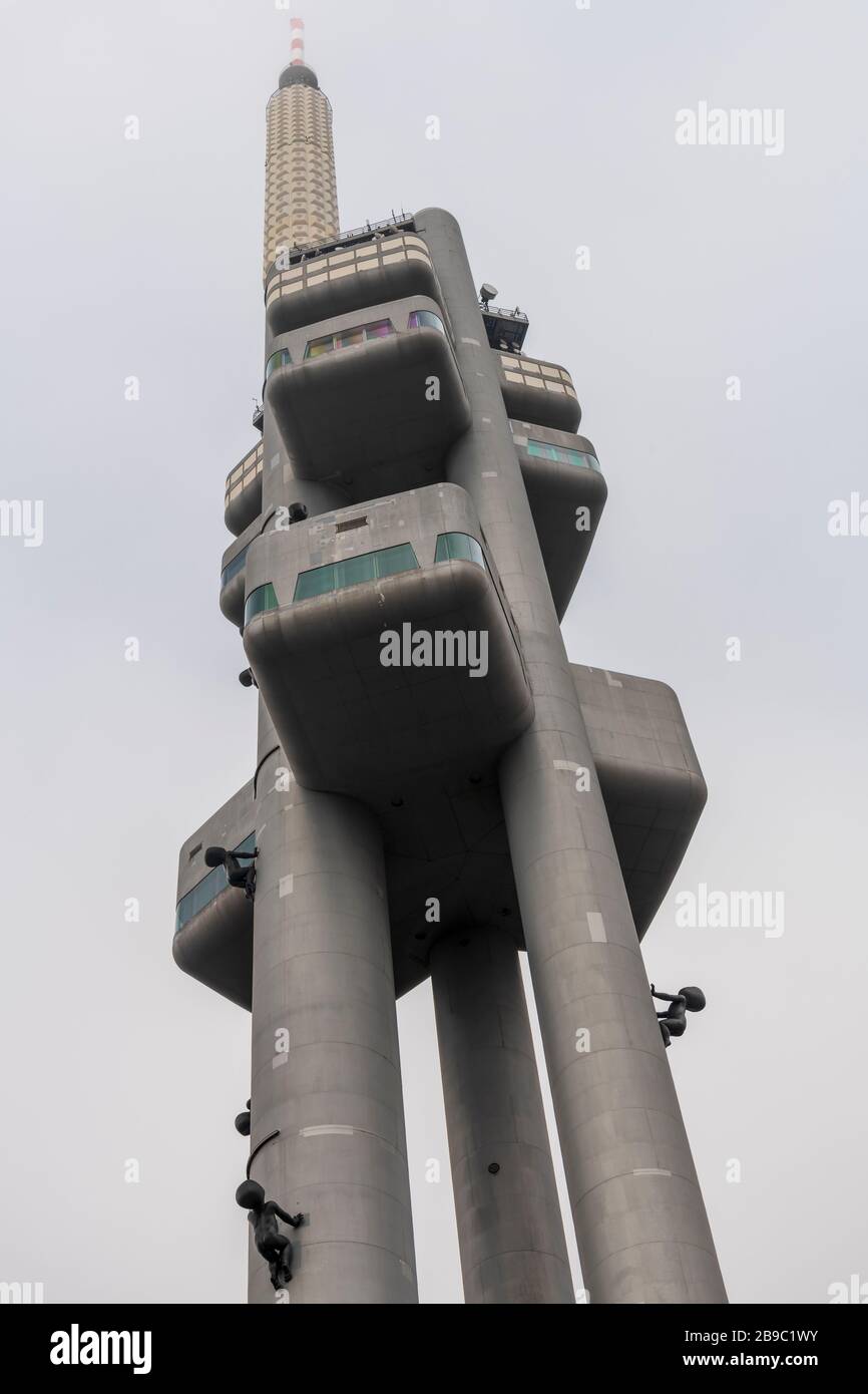 Una vista del punto de referencia checo de Tower Park Praha, República Checa Foto de stock