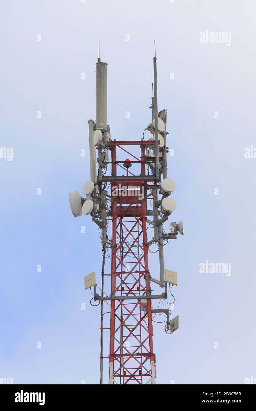 Especializarse Cordero antes de Antena de red móvil de la estación base en un mástil de estructura de acero con un repetidor. 3g, 4g, 5 g Fotografía de stock - Alamy Especializarse Cordero antes de Antena de red móvil de la estación base en un mástil de estructura de acero con un repetidor. 3g, 4g, 5 g Fotografía de stock - Alamy
