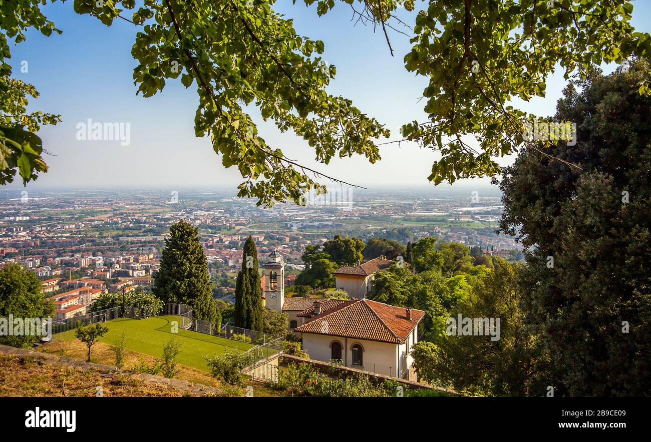 Vista de la ciudad de Bérgamo en Lombardía Italia desde el casco antiguo de la Citta Alta Foto de stock