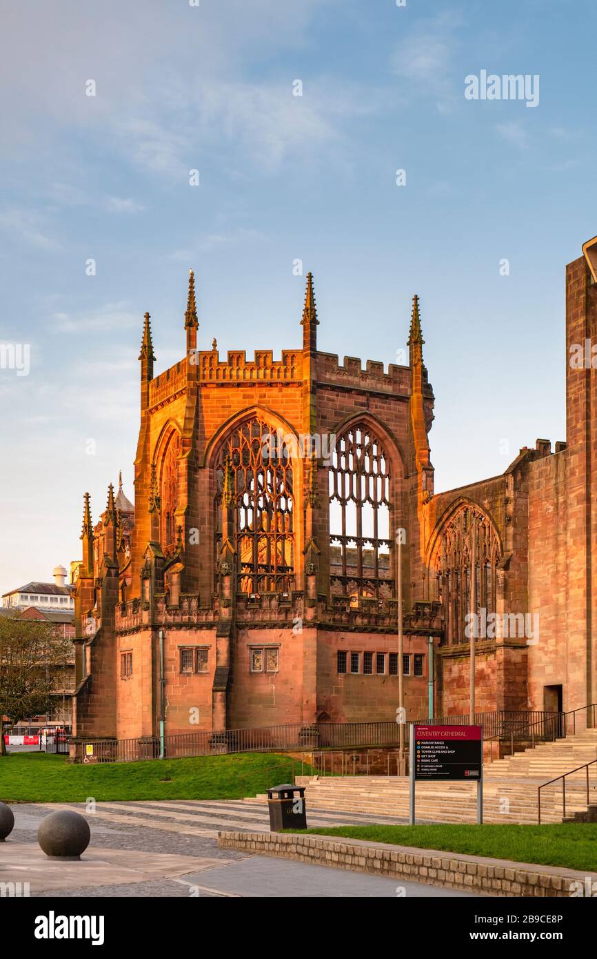 Antigua Catedral de Coventry al amanecer en la primavera. Coventry, West Midlands, Inglaterra Foto de stock
