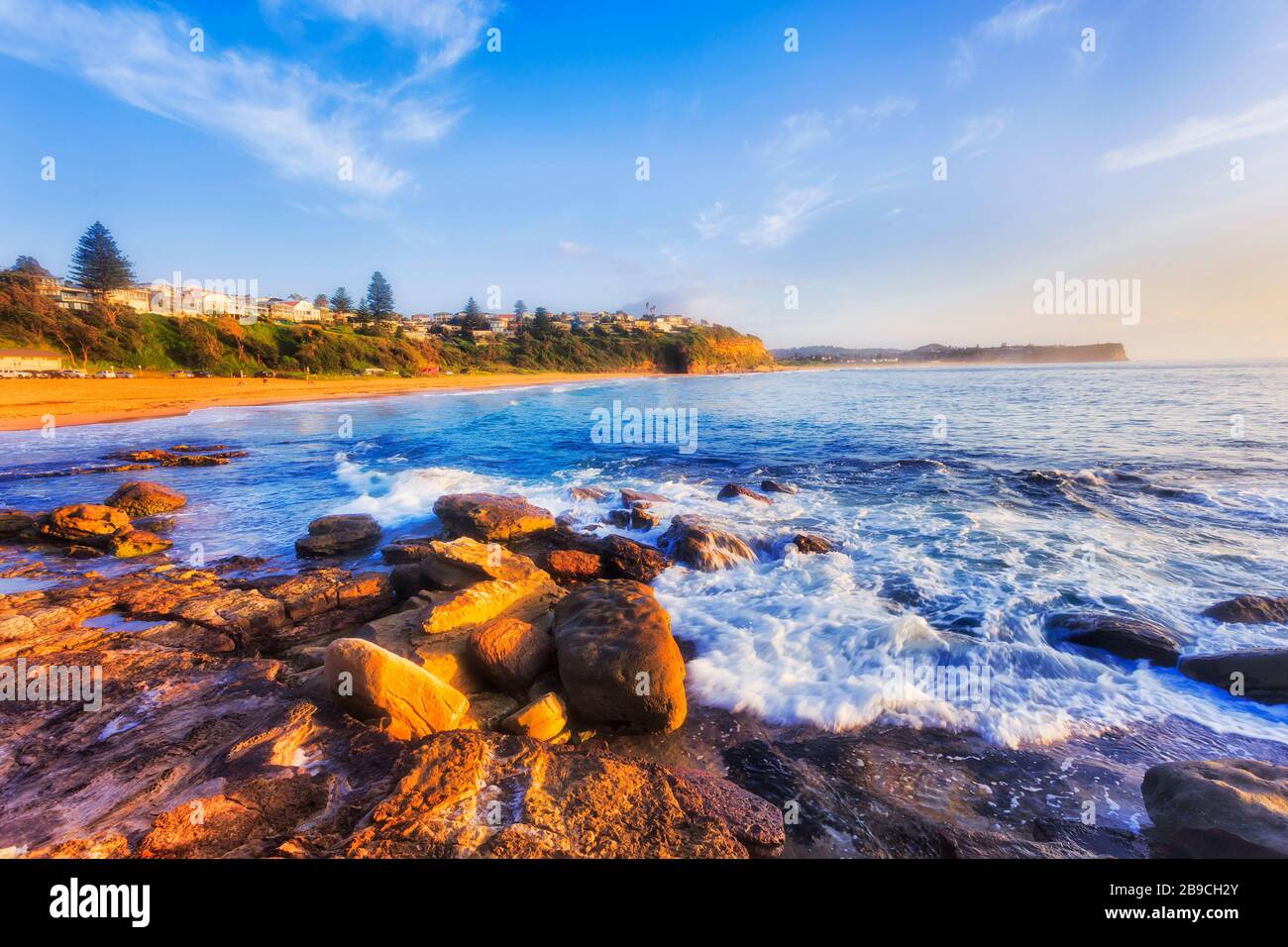Las aguas azules limpias de la playa Warrienwood frente a Turimetta se dirigen a las playas del norte de Sydney de la costa del Pacífico. Foto de stock