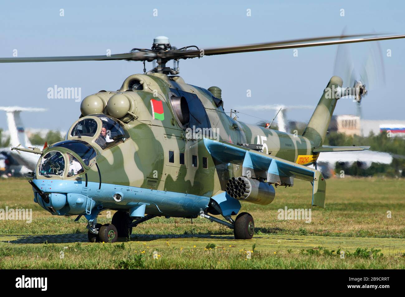 Ejército bielorruso Mi-24P artillero. Foto de stock