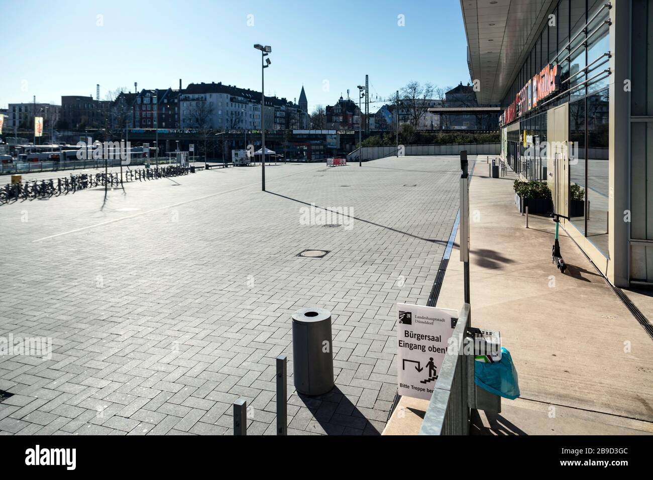 Ciudad inusualmente vacía debido a las medidas contra la propagación del virus de la corona, aquí la plaza frente al centro comercial Dusseldorf Arkaden en Bilk Foto de stock
