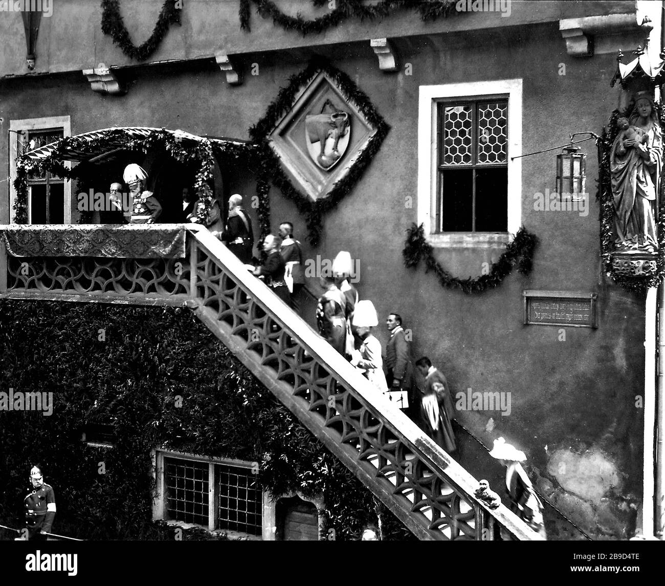 El rey Ludwig III de Baviera con su entorno en los escalones del ayuntamiento de Ochsenfurt durante su visita del 27 de junio de 1914. [traducción automática] Foto de stock