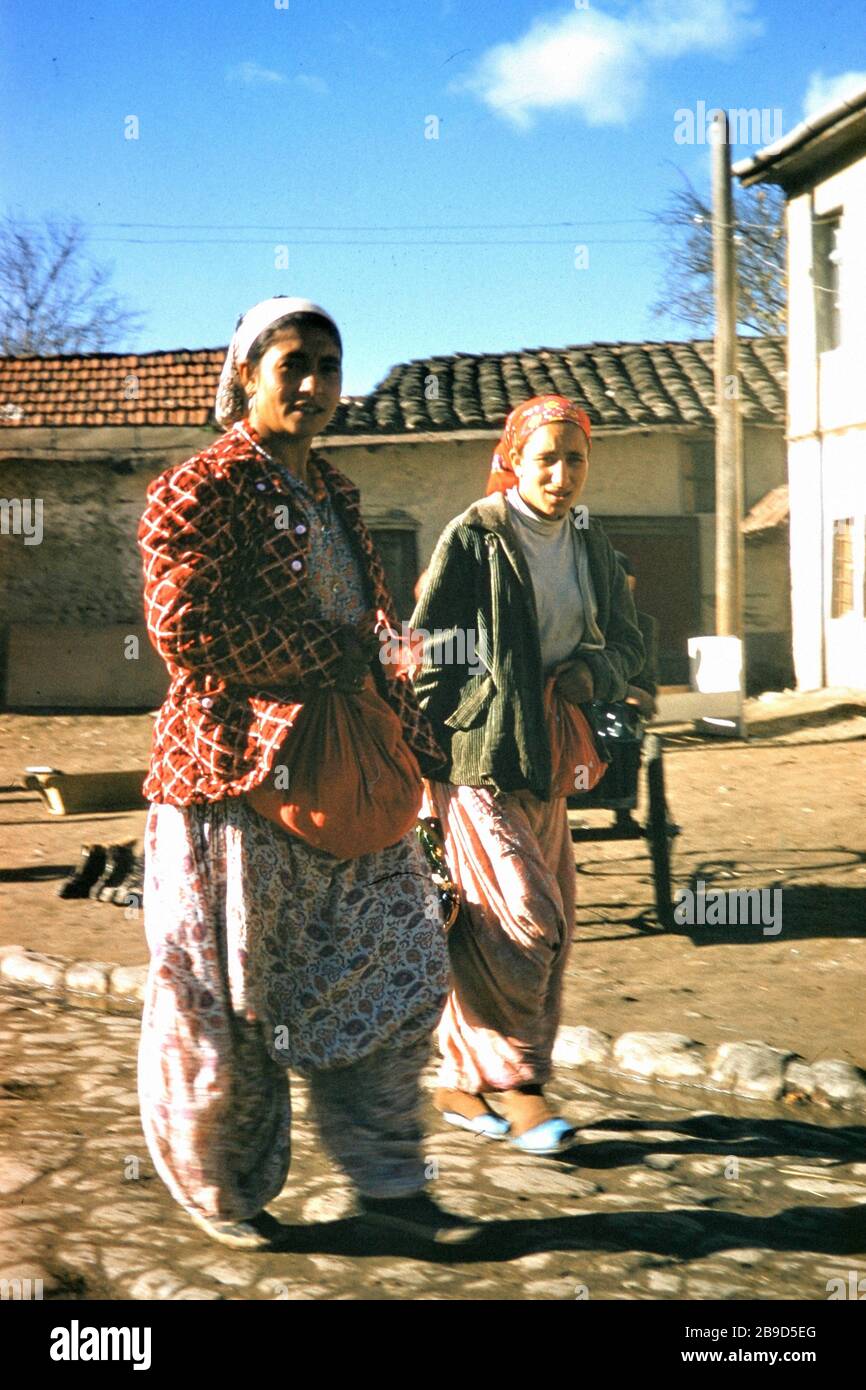 Dos mujeres en pantalones turcos en un mercado en Skopje. [traducción  automática] Fotografía de stock - Alamy