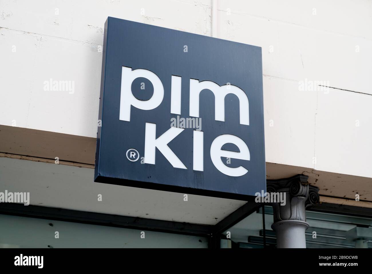 Bordeaux , Aquitaine / France - 02 02 2020 : Pimkie logo store French sign  chain shop proporciona ropa accesorios calzado para mujeres Fotografía de  stock - Alamy