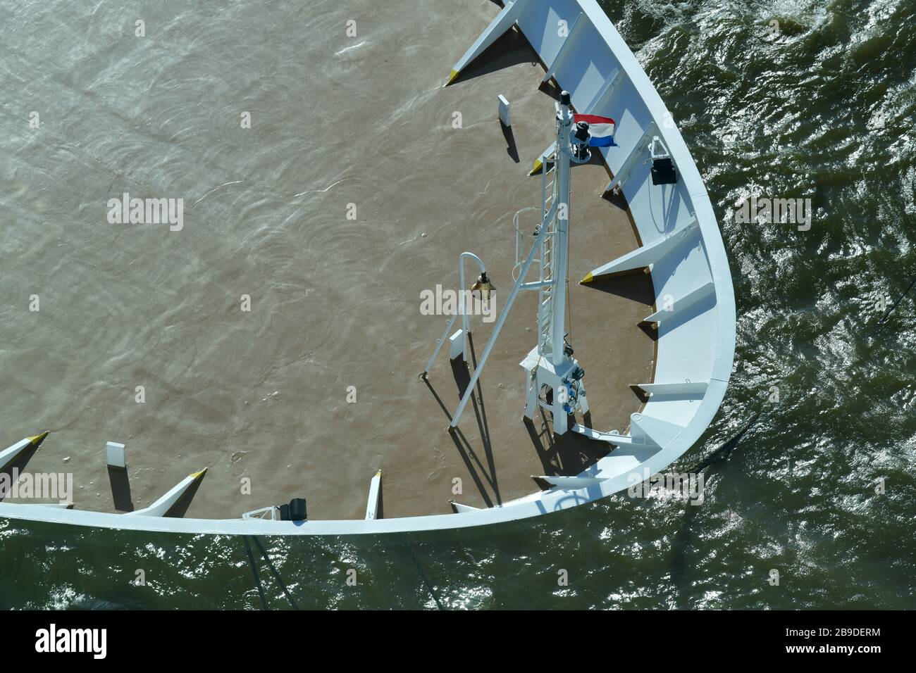 Sección y cerca de casi el barco de crucero de recepción vacío desde arriba que muestra líneas casi abstractas de lazo y muebles de terraza y campana de cubierta Foto de stock