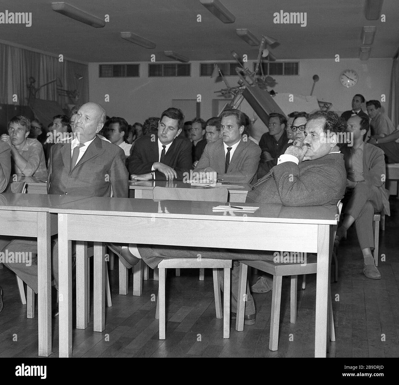 Una conferencia en el campo de la ingeniería aeronáutica en la tu Berlín en 1965. De izquierda a derecha: Ganzer, Edgar Rößger (guía de vuelo y tráfico aéreo), Reinhard, Rodenberg, Wiedemann, Heinrich Hertel. [traducción automática] Foto de stock