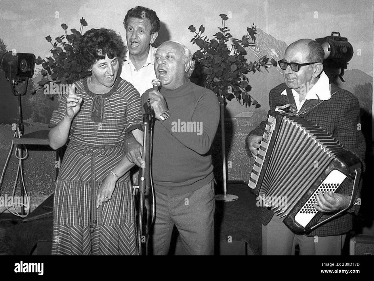Un músico alemán (de vuelta) en una actuación en Nahariya en Israel, 1980. [traducción automática] Foto de stock