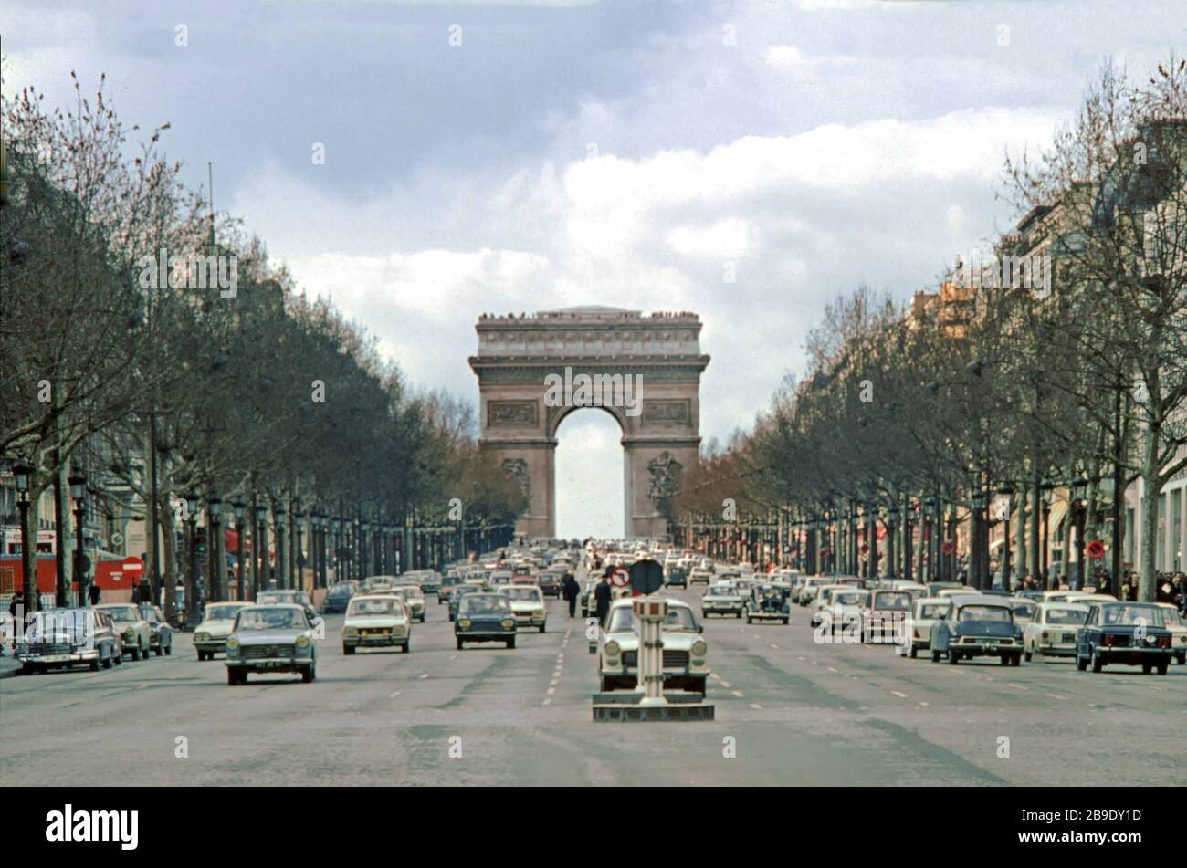 Vista a lo largo de los Campos Elíseos hasta el Arco del Triunfo en París. [traducción automática] Foto de stock