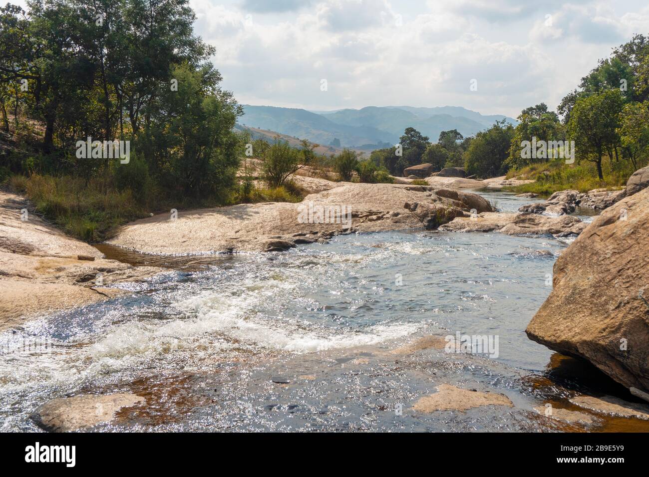 Hermoso paisaje con arroyo rocoso en Eswatini, África Foto de stock