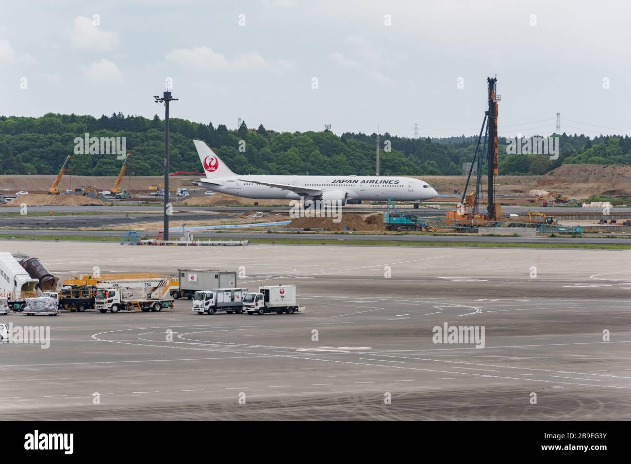 Narita, Japón - 15 de mayo de 2019: Sosteniendo un delantal del Aeropuerto Internacional de Narita, parte del aeropuerto está en construcción, prepárese para los próximos 2020 a. Foto de stock