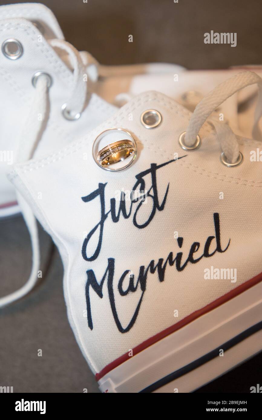 Burdeos , Aquitania / Francia - 01 15 2020 : Bride recién casado Sneakers blancos  converse all star chuck taylor con anillos de boda en el día del matrimonio  Fotografía de stock - Alamy