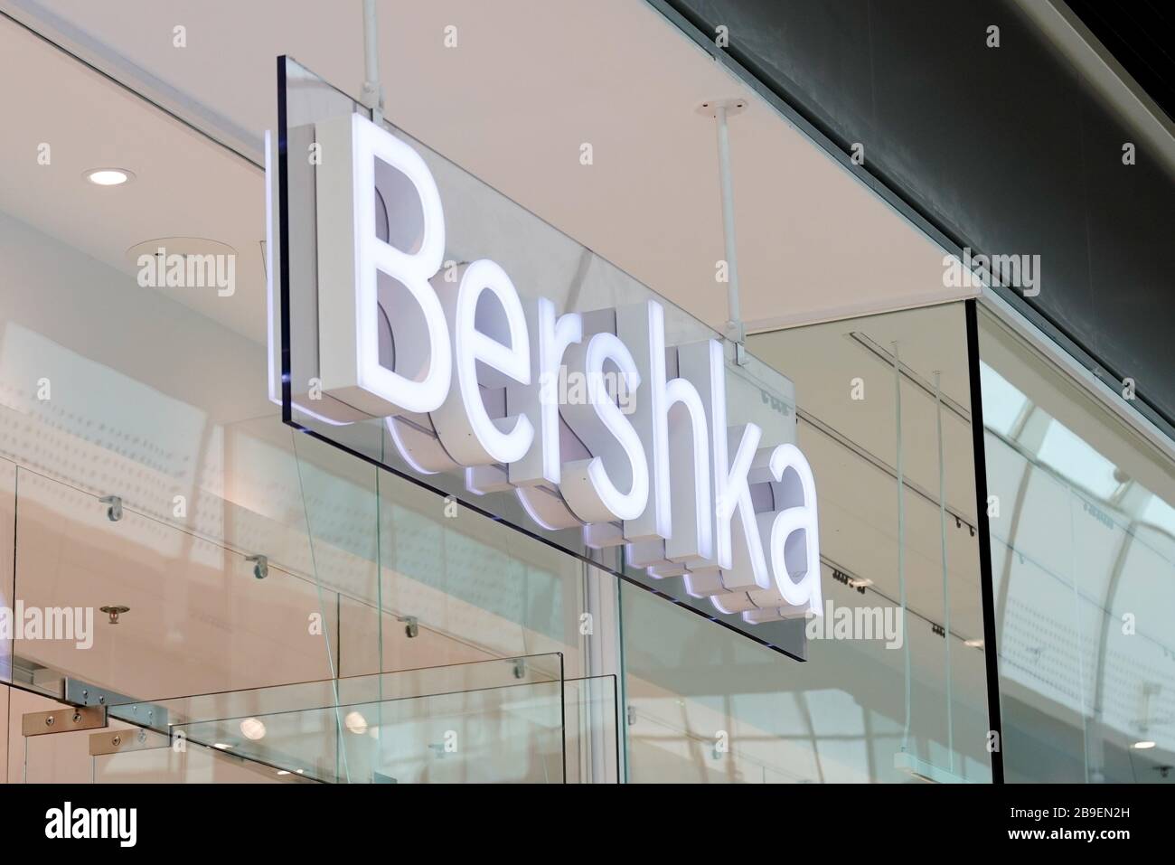 Burdeos , Aquitania / Francia - 10 17 2019 : Bershka firma tienda logotipo  tienda minorista tienda ropa parte del grupo Inditex español Fotografía de  stock - Alamy