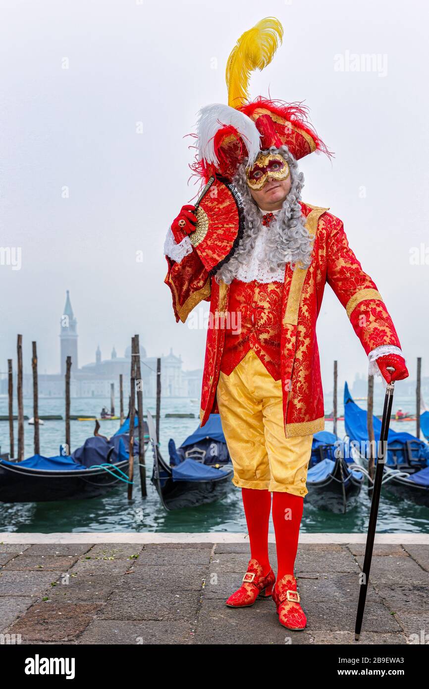 Hombre vestidos para el Carnaval en Venecia, Véneto, Italia Fotografía de  stock - Alamy