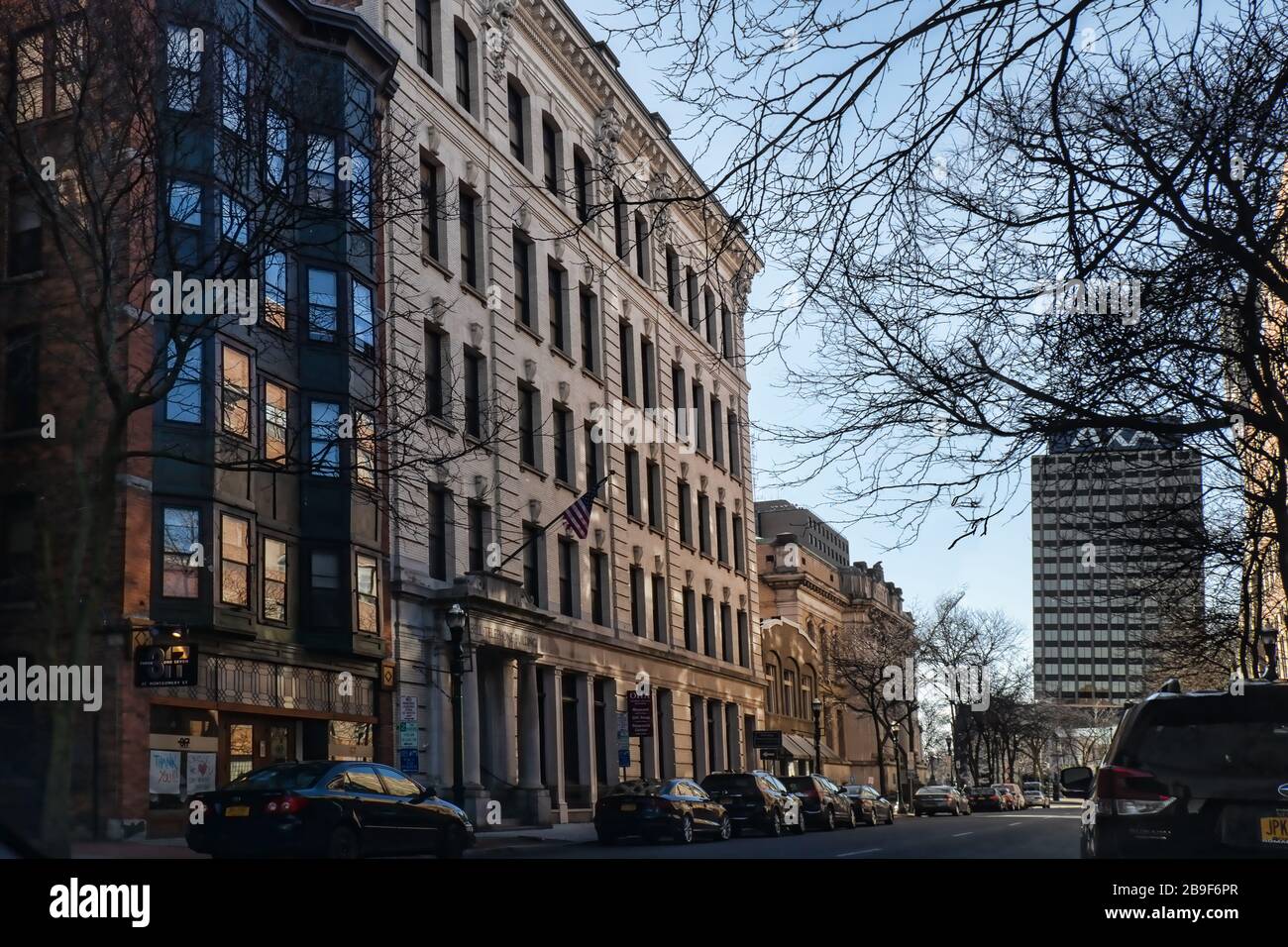 Syracuse, Nueva York, Estados Unidos. 21 de marzo de 2020. Vista de una de las Torres AXA y Columbus Circle desde Montgomery Street en el centro de Syracuse, NY Foto de stock