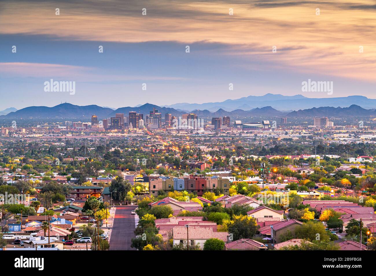 Phoenix, Arizona, EE.UU. centro de ciudad al anochecer. Foto de stock